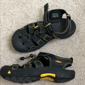 Navy/yellow Keen sandals, size 6
